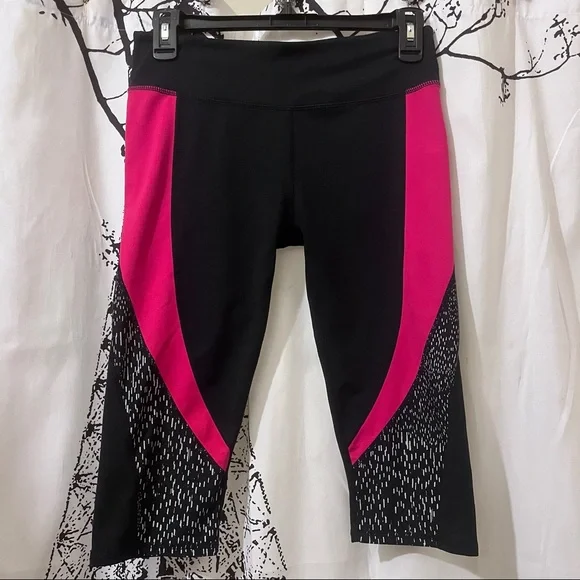 Fabletics Black Pink Insert Panels Athletic Workout Capri Leggings - Picture 1 of 9